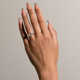 Designer Toi et Moi engagement rings, Toi et Moi engagement rings with side stones, White gold Toi et Moi diamond engagement ring, Classic Toi et Moi solitaire engagement ring