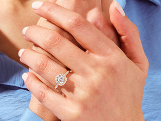 1.0 CT Round Cut Moissanite Diamond Halo Engagement Ring