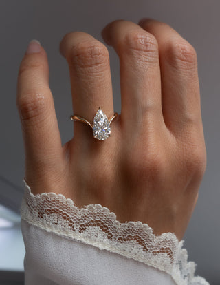 2.0CT-3.0CT Pear Moissanite Diamond Unique Engagement Rings Couple With Matching Classic Curved Band