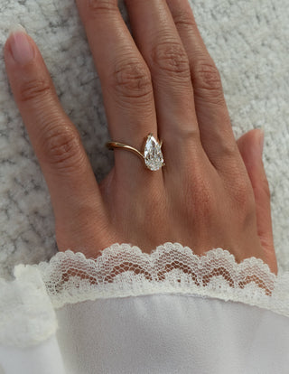 2.0CT-3.0CT Pear Moissanite Diamond Unique Engagement Rings Couple With Matching Classic Curved Band