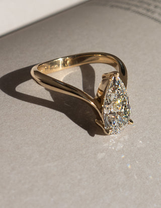 2.0CT-3.0CT Pear Moissanite Diamond Unique Engagement Rings Couple With Matching Classic Curved Band