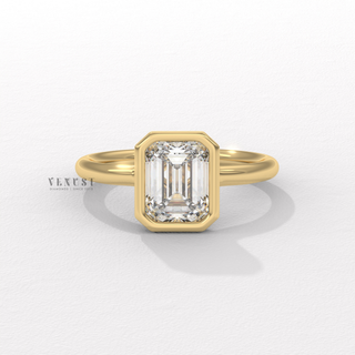 emerald bezel ring luxury look

