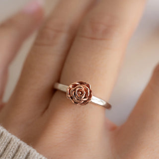 Dazzling Rose Flower Shape Solitaire Wedding Band