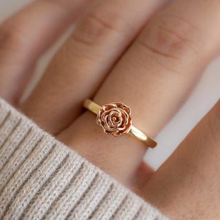 Dazzling Rose Flower Shape Solitaire Wedding Band