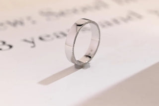 0.30 TCW Minimalist Round Side Pave Moissanite Diamond Wedding Band