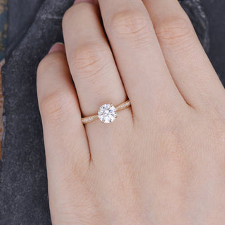 round-cut-solitaire-moissanite-engagement-ring-5