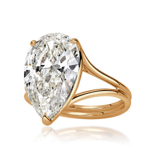 pear cut moissanite engagement ring