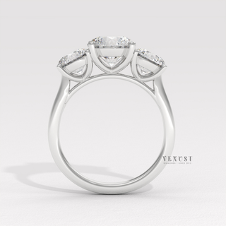triple stone diamond ring
