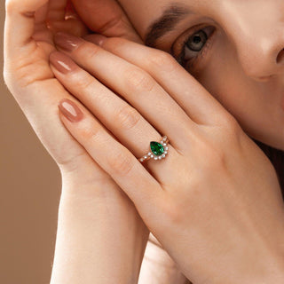 2.18tcw Pear Cut Emerald Vintage Bridal Ring Set