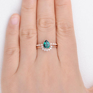 2.18tcw Pear Cut Emerald Vintage Bridal Ring Set